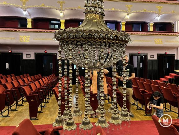 Leengedték a marosvásárhelyi Kultúrpalota 111 éves, kristálygömbökkel díszített főcsillárját (VIDEÓ)