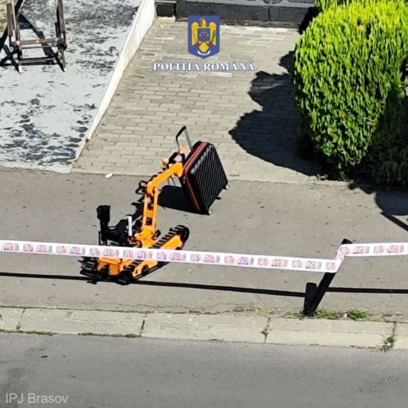 Az utcán hagyott, gyanús bőröndhöz riasztották a tűzszerészeket