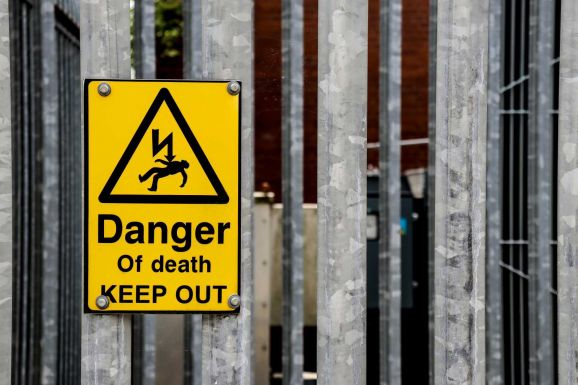 Áramütés ért egy férfit, miközben egy teherautó platójáról pakolt le