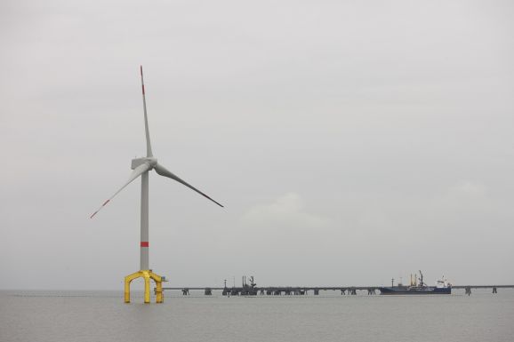 Egymás után állítják le a zöld beruházásaikat az energetikai óriásvállalatok