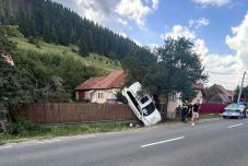 Fennakadt a kerítésen egy autó Szentdomokoson