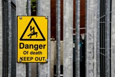 Áramütés ért egy férfit, miközben egy teherautó platójáról pakolt le