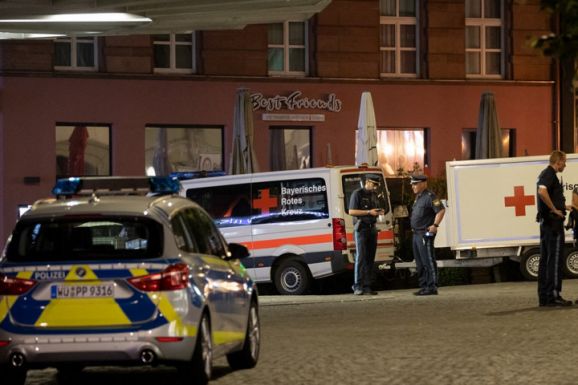 Válogatás nélkül szúrt le járókelőket egy férfi Németországban