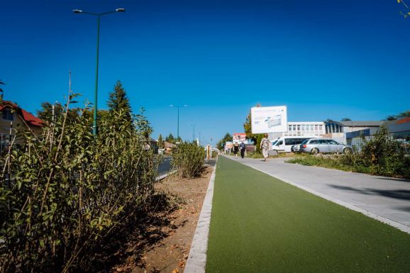 Marosvásárhelyen aszfaltozzák a Dózsa György utcában kialakított kerékpársávot