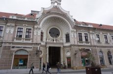 Fényjátékkal festik színesre a nagyváradi Bazárépületet