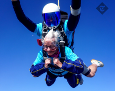 Ejtőernyőzéssel ünnepelte 102. születésnapját egy brit nő