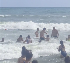 A tiltás ellenére fürdőznek: „gondoljátok meg, kivel engeditek tengerparti táborba a gyerekeiteket”