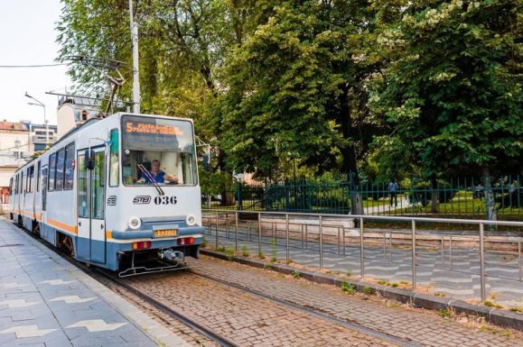 Mindössze tizenhárom éves a villamosmegállóban megkéselt férfi támadója