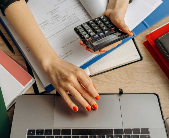 Adómentessé válnak a 3000 lejnél alacsonyabb összegű nyugdíjak – Ciolacu megerősítette