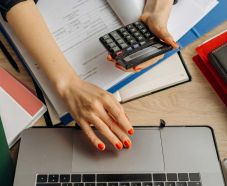 Adómentessé válnak a 3000 lejnél alacsonyabb összegű nyugdíjak – Ciolacu megerősítette