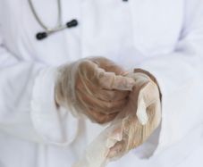 Rákos betegektől vettek el hálapénzt – hat sebész és asszisztensnő hatósági felügyelet alatt