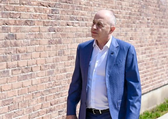 Mindettől függetlenül…