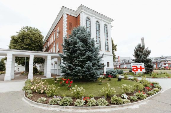 Zsebre vágja a kormány az állami gyógyszergyár szinte teljes profitját