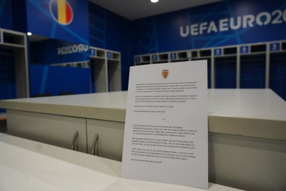 Szép gesztus: a román válogatott kitakarította az öltözőt, és köszönőlevelet is hátrahagyott a kiesés után