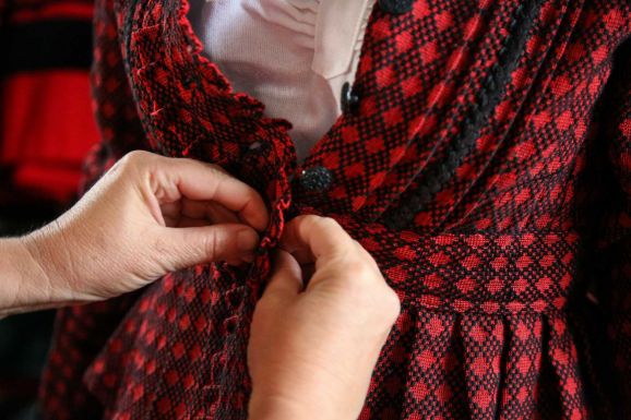 „Merjük ismét magunkévá tenni a székelyruhát!” – kézzel szövik-varrják, hétköznaponként is felöltik a népviseletet