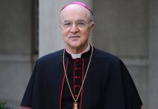 Kiközösített egy érseket a Vatikán