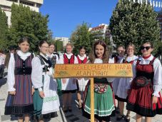 Egymás kezét fogva, közösen táncolva – Elkezdődött az Ezer Székely Leány Napja Csíkszeredában