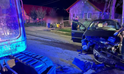 Kolozs megye: parkoló buldózernek ütközött az autó, egy nő a helyszínen életét vesztette