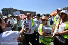 FRISSÍTVE: Tüntetéssel keresik a kiutat az adóügyi káoszból