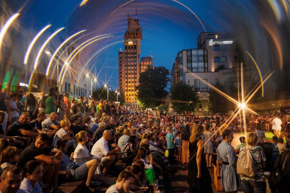 Tízéves az Utcazene Fesztivál – zenével és parádés produkciókkal telnek meg a szatmári utcák