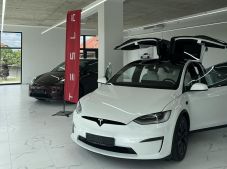 Erdélyben nyit autószalont a Tesla