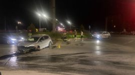 Keresztülhajtott egy gépkocsi a körforgalmon – hárman megsérültek