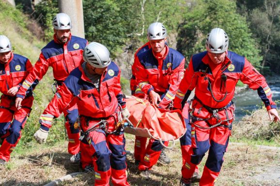 Lehozták a hegyimentők a medvetámadásban meghalt fiatal nő holttestét