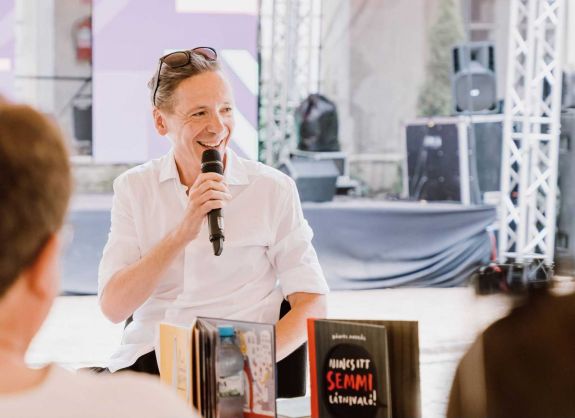 „Teremtsük meg azt az időt, amikor ráérünk csak úgy lenni. Ebből fontos dolgok születhetnek”  – A kuflik alkotójával beszélgettünk