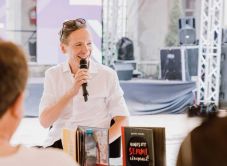 „Teremtsük meg azt az időt, amikor ráérünk csak úgy lenni. Ebből fontos dolgok születhetnek”  – A kuflik alkotójával beszélgettünk