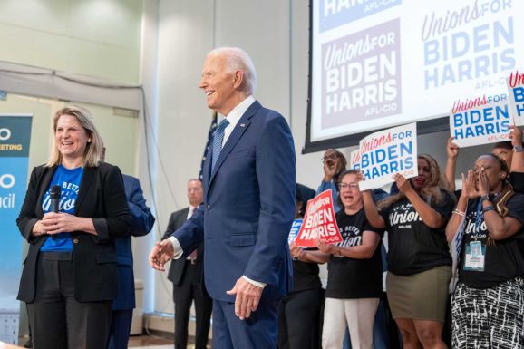 Megint többször bakizott Biden, elvesztette a hollywoodi sztárok támogatását