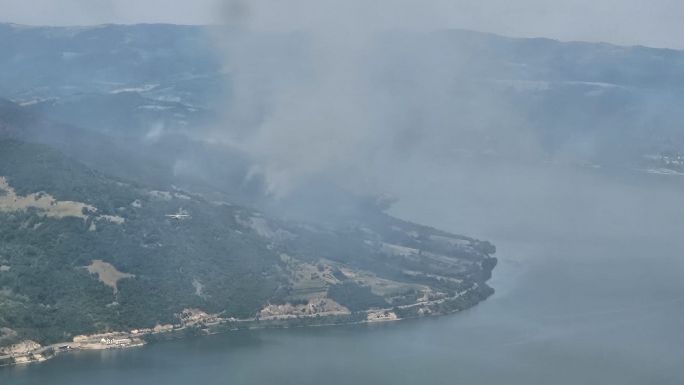 Újra katonai repülőgépeket vetettek be az oltásra – nyolc napja ég az erdő a Vaskapunál