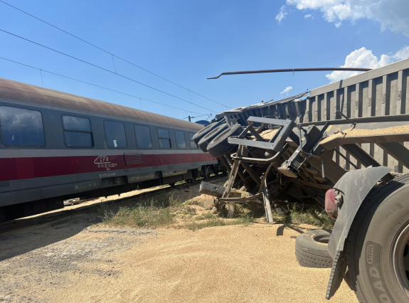 Személyvonat elé hajtott egy nyerges vontató, ütközés lett a vége 