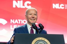 Újabb baklövés: Biden összekeverte Zelenszkijt Putyinnal