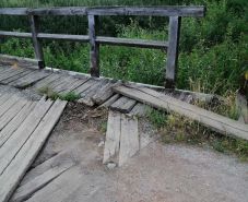 Lassan teljesen széthull a fahíd Zsögödben