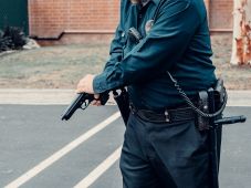 Csendőrre baltával támadó férfira lőtt rá egy rendőr Négyfaluban