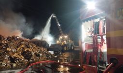 Eldobott cigarettacsikk okozhatta a szatmári raktártüzet