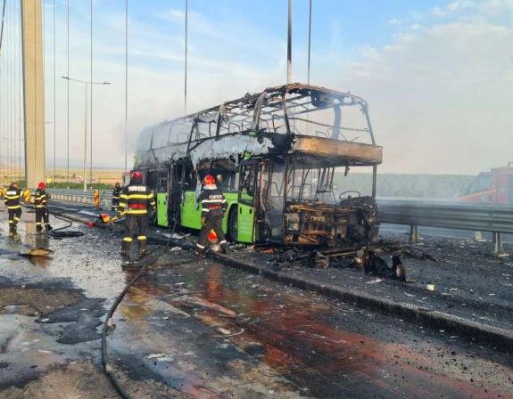 Kigyulladt egy utasokkal tele autóbusz a brăilai Duna-hídon – a forgalom leállt