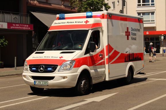 Kiesett egy gyerek a harmadik emeletről, egy járókelő kapta el