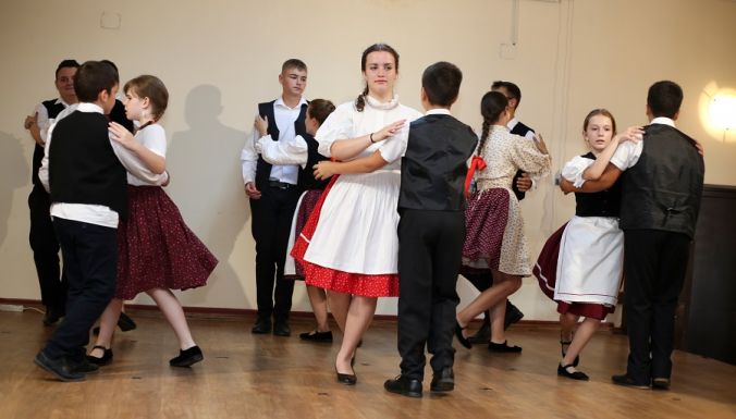 Artézi kutat és játszóteret adtak át Vérvölgyön