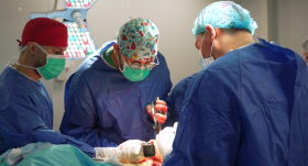 Először végeztek combcsont átültetést Romániában, a műtétet végző nagyváradi orvos egy fiatal nő lábát hozta helyre