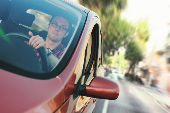 Hogyan lehet elviselhetőbbé tenni az autózást kánikulában? Itt van néhány egyszerű tipp
