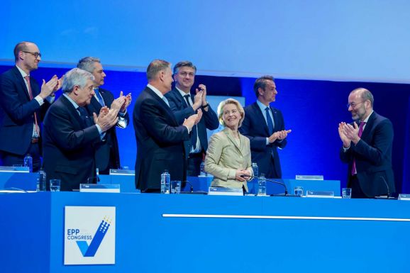 Iohannis kész átvenni Ursula von der Leyen helyét? - Tagadják a néppárti válságtanácskozást