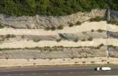 Kőomlások veszélyeztetik a forgalmat a Déva és Lugos közötti autópályán Marossolymos közelében