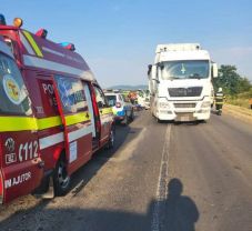 FRISSÍTVE – Utasszállító kisbusz ütközött kamionnal 