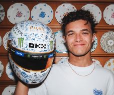 Magyar sisakban áll rajthoz a McLaren pilótája, aki tavaly eltörte az értékes Herendi-serleget