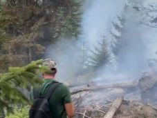 Második napja küzdenek a Fogarasi-havasokban az erdőtűzzel – a Black Hawk helikopter is bevetették