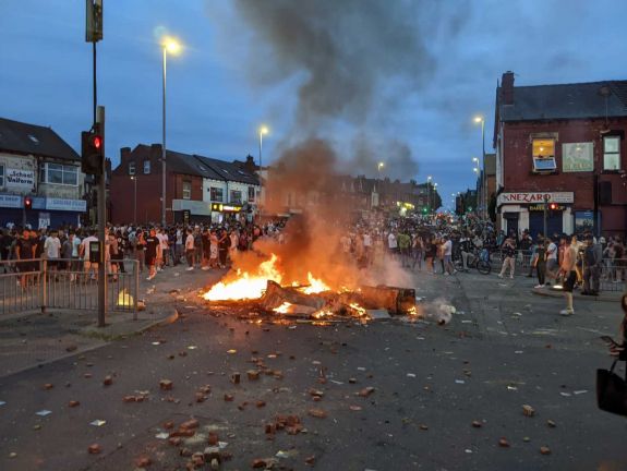 FRISSÍTVE – Gyújtogattak és rendőrautókat rongáltak meg egy angliai városban – Románok is részt vettek (VIDEÓ)