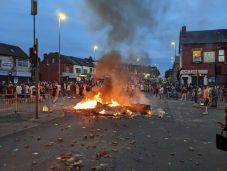 FRISSÍTVE – Gyújtogattak és rendőrautókat rongáltak meg egy angliai városban – Románok is részt vettek (VIDEÓ)