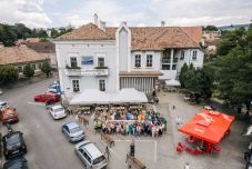 Ismét puzzle-t raknak az udvarhelyi könyvtárnál