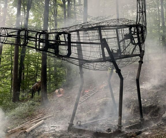 Lángra lobbant egy tíz méter magas dinoszaurusz Barcarozsnyón